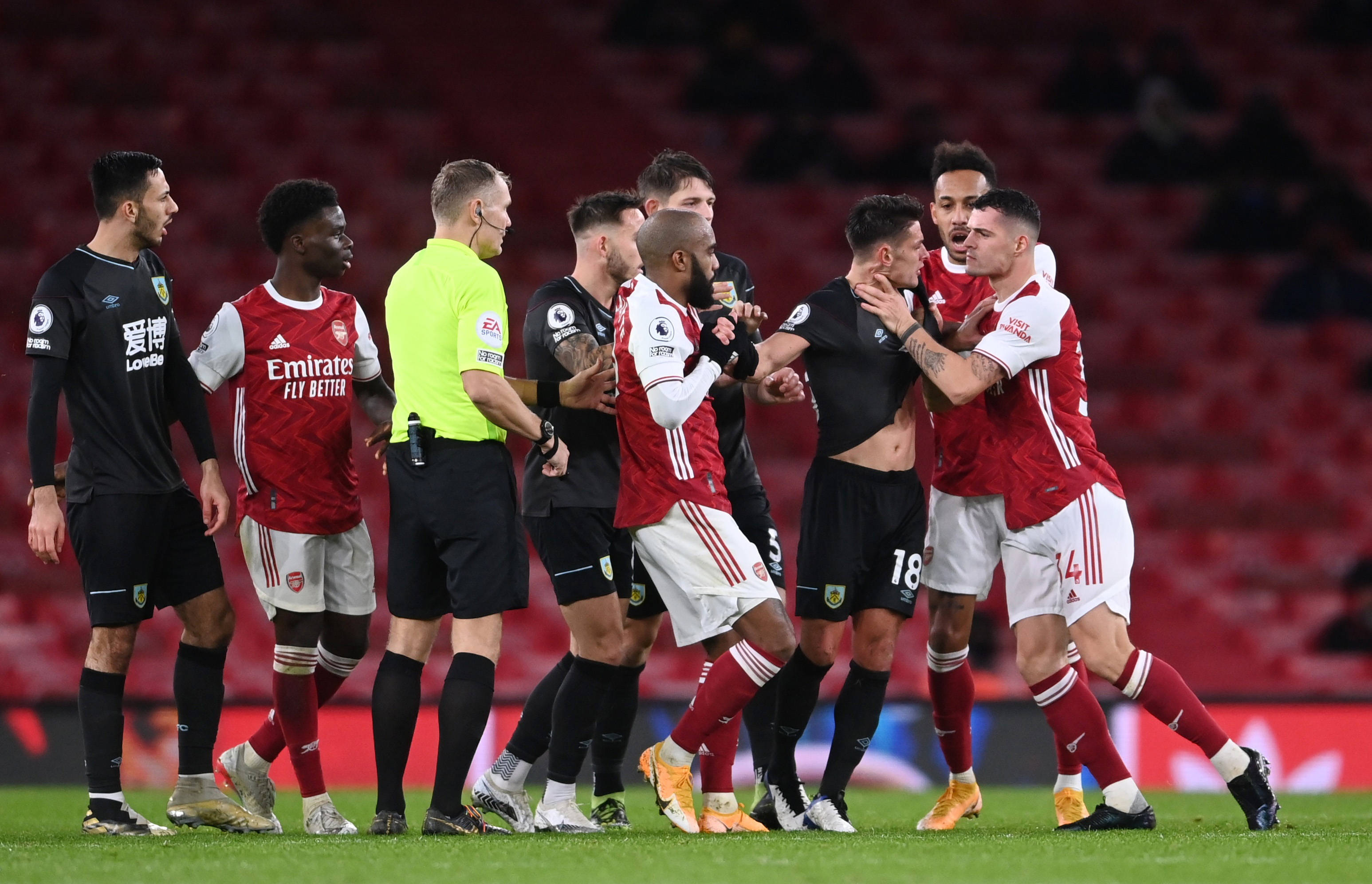 足球装备媒体：尤文图斯2026-27赛季主场球衣将采用金色队徽.