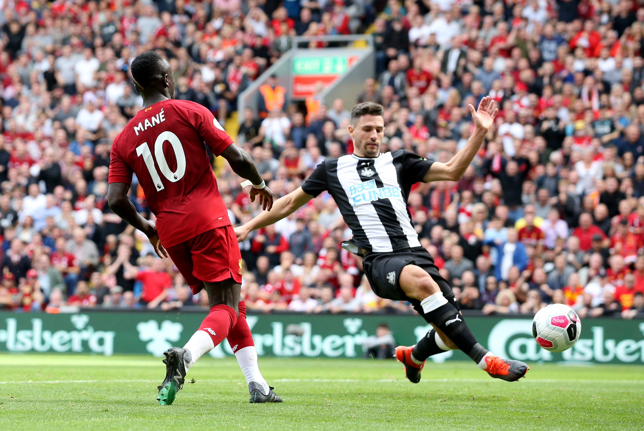 泽连斯基视察苏梅前线乌军第80旅并颁奖.